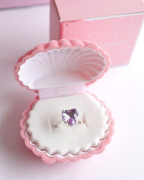 Picture of HEART OF THE OCEAN RING PURPLE IN A SHELL BOX